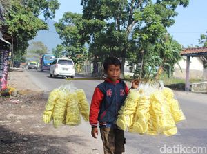 Kisah Bocah Garut Jualan Kerupuk Demi Ibu dan Rindu Sosok Ayah