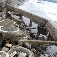 Ombak Palabuhanratu Rusak Jogging Track Senilai Miliaran Rupiah