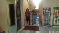 Elishia keluar dari Polsek Metro Tanah Abang, Bendungan Hilir, Jakarta Pusat, Senin (4/12/2017) pukul 16.22 WIB. Dia diminta agar menyerahkan Valent ke Garda Satwa Indonesia, namun dia menolak.
