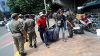 Para PKL merapikan barang dagangannya.