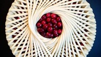 Siapapun pasti setuju kalau pie cranberry buatan Ko ini begitu cantik. Baker asal Seattle ini sengaja memotret adonan pie sebelum dipanggang. Foto: Lauren Ko