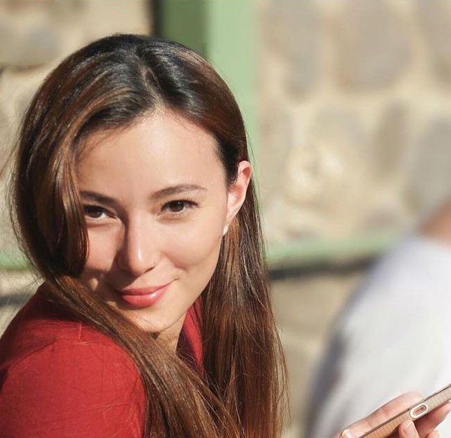 Tak kalah cantik, penampilan Asmirandah pun selalu terlihat memukau. Tak perlu operasi, Asmirandah sudah dikaruniai hidung mancung dan belahan dagu. Dari parasnya saja sudah terlihat jelas bahwa Asmirandah memiliki wajah blasteran. Sang ayah sendiri diketahui berasal dari Belanda. Foto: Instagram