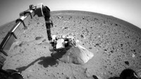 Mars Rover Spirit milik NASA mengambil gambar pertama dari Spirit sejak masalah komunikasi dimulai seminggu sebelumnya. Gambar menunjukkan lengan robot meluas ke batu yang disebut Adirondack (Foto: Dok. NASA)