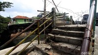 Jembatan tersebut berada diantara tanah Sereal XII yang menghubungkan Tambora dengan Krukut Taman Sari, Jakarta Barat.