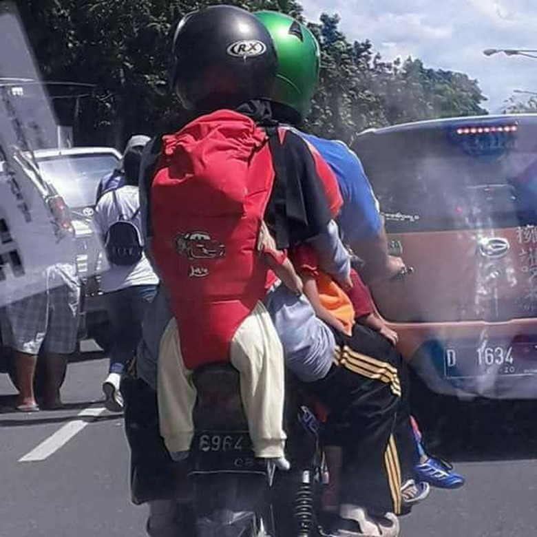 Viral Foto Emak-emak Naik Motor dan Gendong Bayi di Belakang. Foto: Facebook Viral Foto Emak-emak Naik Motor dan Gendong Bayi di Belakang. Foto: Facebook