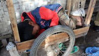 Fadil terlihat lelah dan beristirahat di gerobak kecil ini.