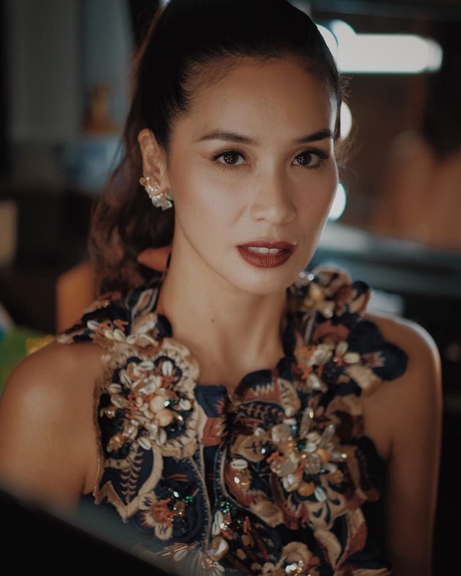 Marsha Timothy menjadi mualaf jelang menikah dengan aktor Vino G. Bastian. Pasangan yang kini telah dikaruniai satu anak itu resmi menikah pada 2012. Foto: Instagram