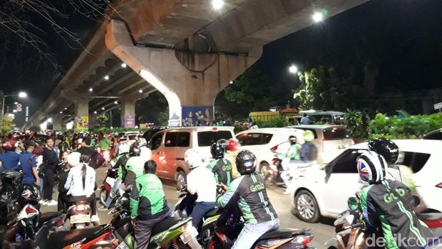 Tengah Malam, Pria Ini Panjat ke Kolong JLNT Casablanca