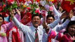 Ekspresi Warga Korut Saat Memuja Kim Jong Un