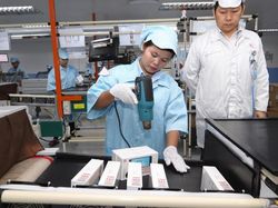 Mengintip Pabrik Perakitan Ponsel Xiaomi di Batam