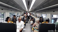 Bangku penumpang sendiri disusun rapi dengan posisi 2-2 dipisahkan selasar tempat berjalan. Penumpang juga bisa mengatur kemiringan kursi dan sandaran tangannya sesuai yang diinginkan, mirip bangku pesawat.Di masing-masing bangku penumpang, juga tersedia fasilitas pengisi daya atau charger.