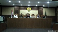 Sidang yang dipimpin Titik Tedjaningsih di PN Jakarta Pusat ini dihadiri para kreditur atau jemaah First Travel. Sidang PKPU ini terkait utang pihak First Travel ke para jemaah dan sejumlah agen travel yang jumlah mencapai Rp 1 triliun.