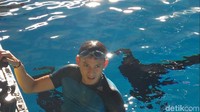 Sandiaga berenang saat mengecek kolam akuatik di GBK (Linda-detikcom)