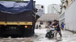 Terjang Banjir Rob Muara Baru, Puluhan Motor Mogok