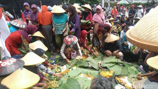 Tolak Pabrik Semen, Warga Kendeng Kenduri di Kantor Ganjar Pranowo