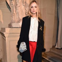 Lady Amelia Windsor eksis di berbagai perhelatan mode bergengsi di Inggris, termasuk London Fashion Week pada bulan September lalu. Foto: Dok. Getty Images