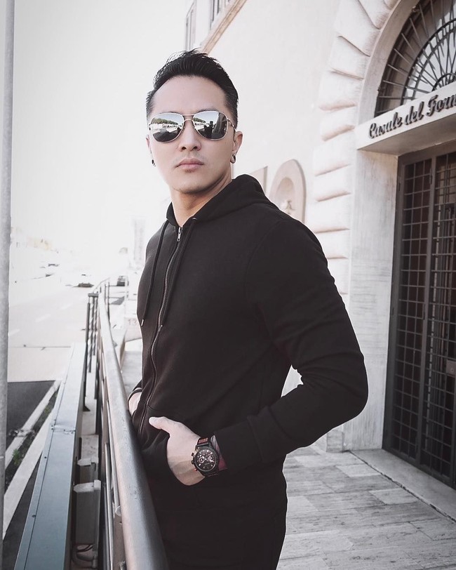 Setelah gagal dengan trik sulapnya, Demian pun memberikan klarifikasinya. Banyak netizen yang mencela dengan aksinya yang menggunakan stunstman atau pemeran pengganti yang malah berujung maut. Namun tak sedikit juga netizen yang memberikan dukungan untuk sang ilusionist itu. Di tengah suasana caci-mencaci dan saling membela, beberapa netizen malah salah fokus dengan ketampanan Demian. Foto: dok. Instagram (Demian)