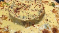 Ibarat pizza dengan gunung berapi keju. Pizza dengan kulit tipis, ditambah brokoli dan paprika, dilengkapi keju leleh di tengahnya yang terlihat seperti lahar. Foto: Istimewa