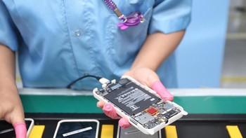 PT Sat Nusapersada sendiri menyiapkan setidaknya sembilan line produksi hanya untuk Xiaomi. Foto: Xiaomi