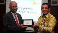 Delegasi Ethiopia yang dipimpin Menteri Air, Irigasi dan Listrik Ethiopia (MoWIE), Seleshi Bekele Awulachew berkunjung ke PLN Kantor Pusat yang diterima oleh Direktur Bisnis Regional Sumatera PLN, Wiluyo Kusdwiharto serta Direktur Bisnis Regional Sulawesi, Syamsul Huda dan Direktur Regional Kalimantan, Machnizon, Jakarta, Selasa (5/12). Agus/Humas PLN.