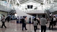 Dalam menggunakan skytrain, penumpang bisa sambil menikmati pemandangan Bandara Soetta dengan cukup jelas. Pasalnya track skytrain di pasang melayang. Dari Stasiun Bandara menuju Terminal 3 Soetta pun tak membutuhkan waktu lama, tak sampai 10 menit kereta tanpa awak itu sudah tiba di tujuan.
