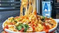 Gunakan lebih dari satu keju untuk membuat mac and cheese lebih lengket. Hidangan ini memiliki banyak rasa, tapi paduan keju manchego dan parmesan tetap yang dominan.  Foto: Istimewa