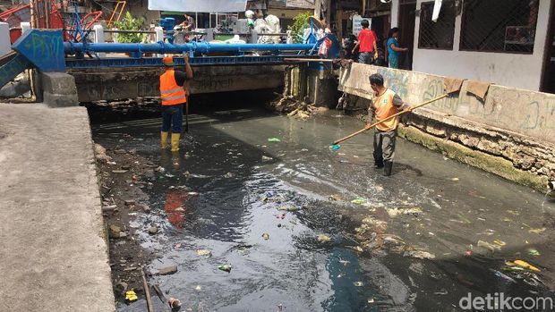 Melihat Kali Jati Bunder yang Dipenuhi Sampah Tiap Hari