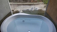 Area kamar mandi yang dilengkapi bak berendam, di posisikan pada sisi bangunan yang mengarah langsung ke sungai sehingga memberikan sensasi unik saat waktu mandi tiba. Istimewa/Inhabitat.