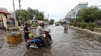 Pengendara nekat menerobos banjir.