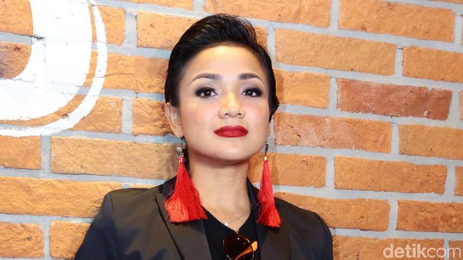 Gaya Boyish Nirina Zubir, Yay or Nay?