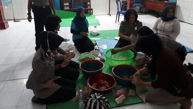 Para polwan bertugas membungkus nasi di dapur umum 24 jam Polres Pacitan