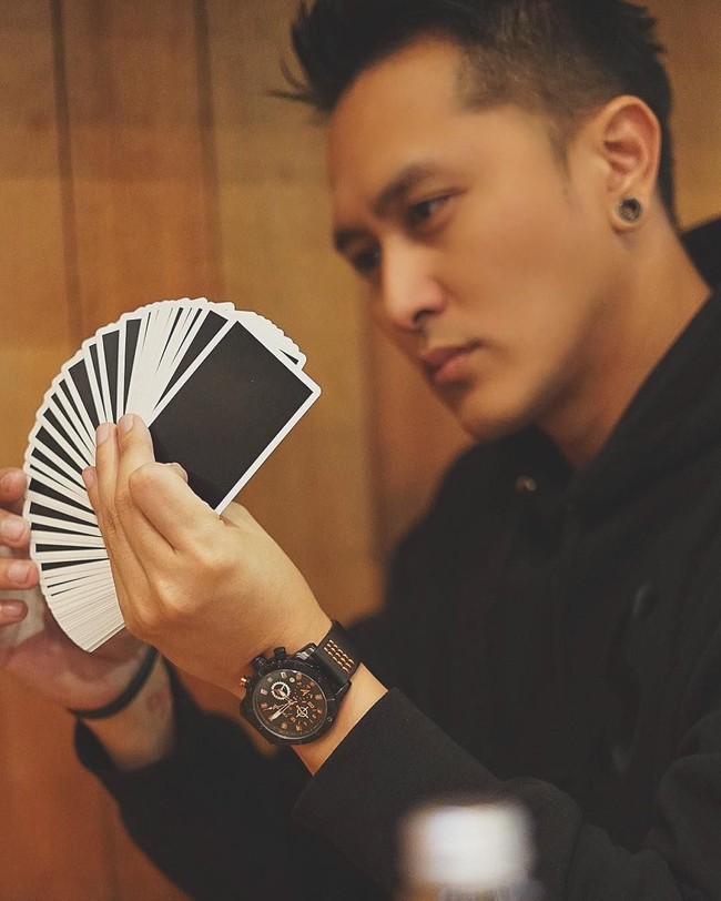 Demian Aditya merupakan pesulap yang memiliki julukan sang illusionist. Banyak aksi sulapnya yang menantang maut. Foto: dok. Instagram (Demian)