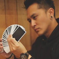 Demian Aditya merupakan pesulap yang memiliki julukan sang illusionist. Banyak aksi sulapnya yang menantang maut. Foto: dok. Instagram (Demian)