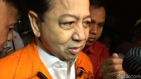 Meski begitu, Setya Novanto kembali tersenyum ketika ditanya terkait berkas perkaranya yang disebut pengacaranya, Fredrich Yunadi, telah lengkap atau P-21. Dia tak menjawab pertanyaan wartawan dan terus berjalan ke arah mobil tahanan dengan pengawalan. (Foto: Nur Indah Fatmawati/detikcom)