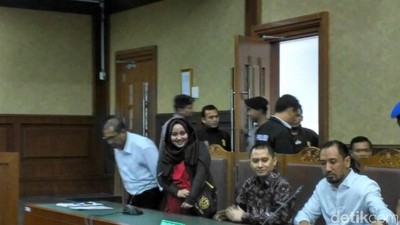 Senyum Bos First Travel Andika dan Anniesa Hasibuan di Sidang PKPU
