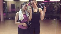 Setelah sekian lama gak ikut kelas body combat, akhirnya mulai lg! Rasanya sesak & mau pingsan! Were getting there! Readjustment, tulis Sara. Foto: Instagram @sarawijayanto