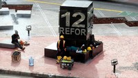 Beberapa pekerja tengah beristirahat.