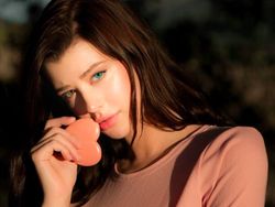 Matanya Beda Warna, Model Cantik Ini Pukau Netizen