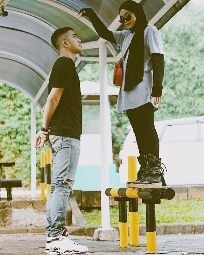 Seperti kali ini, Sivia tampil boyish dalam setelan blouse hitam dan celana serupa. Ia memakai boots tinggi bertali dan tambahan oversized blouse lengan pendek warna abu-abu dalam konsep monokrom. Foto: Dok. Instagram @siviazizah