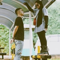 Seperti kali ini, Sivia tampil boyish dalam setelan blouse hitam dan celana serupa. Ia memakai boots tinggi bertali dan tambahan oversized blouse lengan pendek warna abu-abu dalam konsep monokrom. Foto: Dok. Instagram @siviazizah