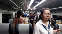Dari pengamatan detikFinance saat menjajalnya, Selasa (5/11/2017), Interior keretanya didesain seperti di pesawat. Warna putih ke abu-abuan menjadi dasar interior kereta. Sementara bagian luar dilapisi dengan warna putih berkelir merah.