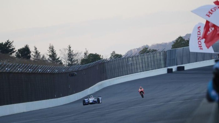 Seru! Marquez dan Pedrosa Balapan Pakai Motor Bebek Balapan musim 2017 sudah usai. Honda yang turun di beberapa kelas balap baik mobil maupun motor pun merayakan hasil balapan tahun 2017 di Sirkuit Motegi, Jepang