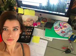 Matanya Beda Warna, Model Cantik Ini Pukau Netizen