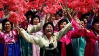 Mereka membawa bunga Kimilsungia dan Kimjongilia yang merupakan bunga nasional Korut.
