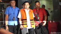 Namun, mimik wajah Novanto terlihat berbeda ketika keluar dari ruang pemeriksaan. Dia terlihat membawa map berwarna putih dan memasang mimik wajah serius. (Foto: Nur Indah Fatmawati/detikcom)
