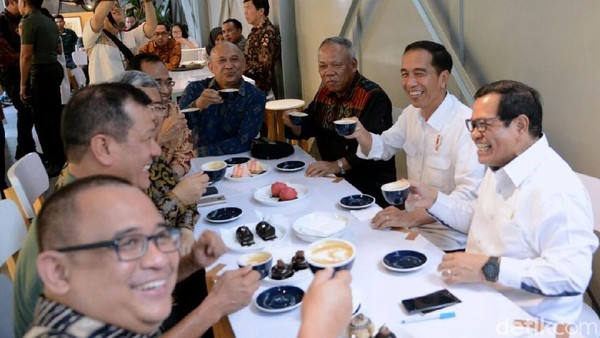 Momen-momen Saat Jokowi Ngopi di Bandung