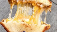 Seperti fried cheese, tidak ada yang lebih enak daripada grilled cheese sandwich ini. Hidangan klasik berupa grilled cheese filled ini terdiri dari dua jenis keju berbeda. Nyus! Foto: Istimewa