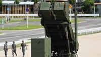 Rudal pencegat Patriot mampu menghancurkan rudal yang menjadi targetnya. Namun puing yang dikumpulkan Saudi merupakan bagian belakang rudal, yang diyakini berasal dari jenis Scud. Hal ini memicu pertanyaan soal apakah sistem pertahanan Patriot tidak bekerja maksimal. Dalam foto ini adalah sistem pertahanan Patriot yang disiagakan Jepang di Hiroshima. Foto: AFP PHOTO/JIJI PRESS/STR