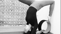 Dibandingkan dengan yoga biasa, acroyoga menggabungkan gerakan akrobatik dan yoga. Tujuannya untuk membantu membakar kalori karena memerlukan tenaga dan otot yang lebih kuat. (Foto: Instagram/sarwendah29)