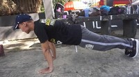 Gerakan push up dapat membantu untuk melatih otot-otot tubuh bagian atas, terutama otot tricep (lengan atas) dan dada. Gerakan ini difokuskan pada bagian dada dan bahu dengan menyejajarkan tangan dengan dada serta badan harus sejajar. Lakukan gerakan push up sebanyak minimal 10 repetisi untuk mendapatkan lengan kekar seperti Jonatan Christie atau Jojo. Foto: Widiya Wiyanti/detikHealth